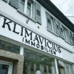 Außenansicht des Klimavicius Immobilien Büros in Osthofen mit Firmenlogo am Gebäude