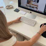 Arbeitsplatz im Klimavicius Immobilien Büro mit Computer und Monitor in Osthofen